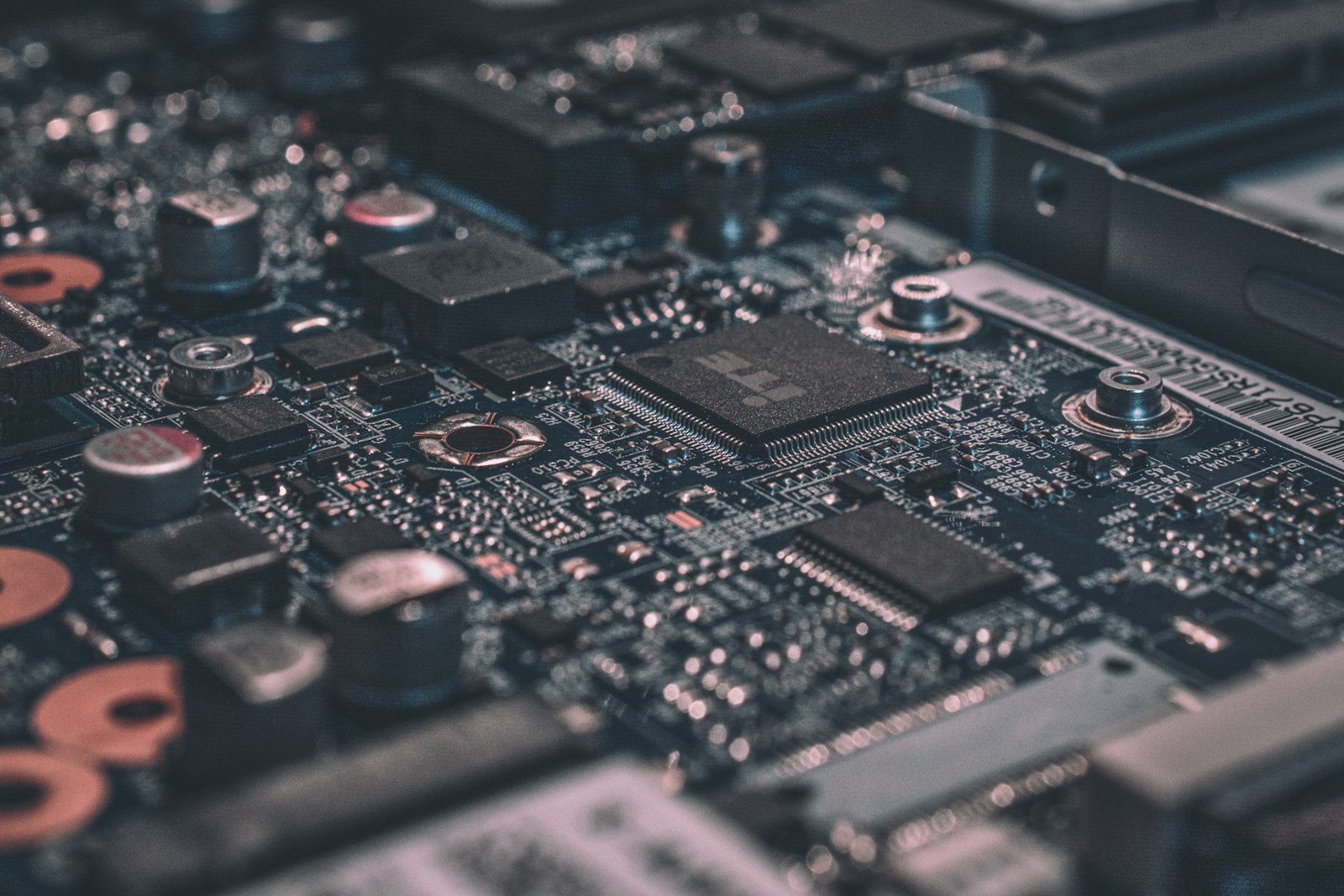 Macro de circuito electrónico y microcontrolador — Fotografía por Alexandre Debiève en Unsplash
